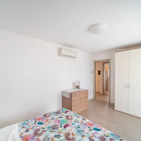 Residenza Monica 利尼亚诺萨比亚多罗