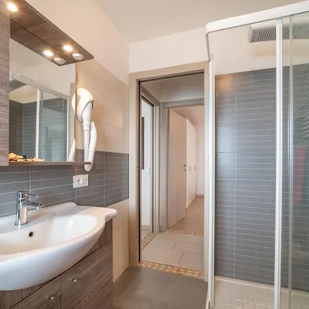 Residenza Monica ליגננו סביאדורו